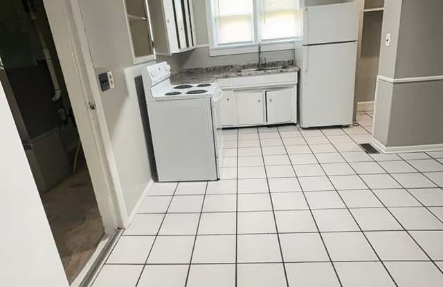 2918 S Vine St - Cozy 2 Bedroom Home with Garage & Fenced Yard! photos photos