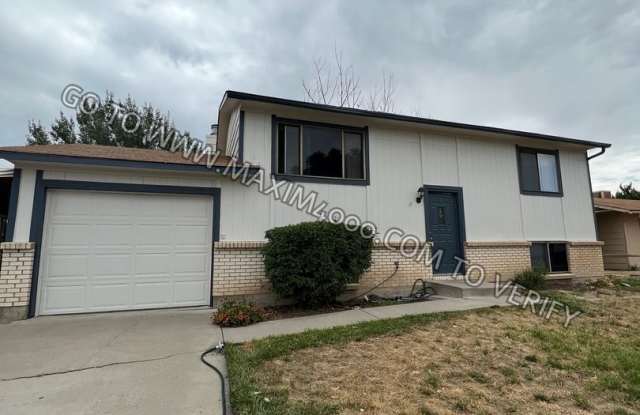 494 1/2 ANJOU DRIVE - GREAT 4BR - NEW FLOORING!! photos photos