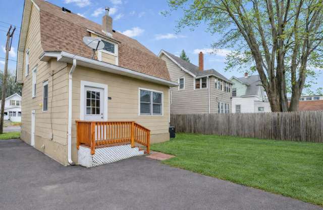 Rare 4 Bedroom/ 2 Bathroom Single Family Home- Pet Friendly- Garage! Gallery 3