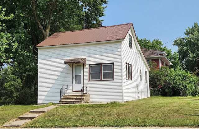 714 8th St Ne - 714 8th Street Northeast, Independence, IA 50644
