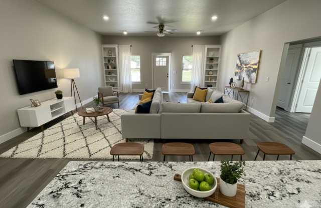 Adorable home in a quiet neighborhood Gallery 3