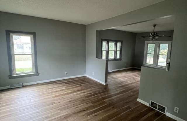 Spacious 4 Bedroom House - 1203 Englewood Avenue, Waterloo, IA 50701