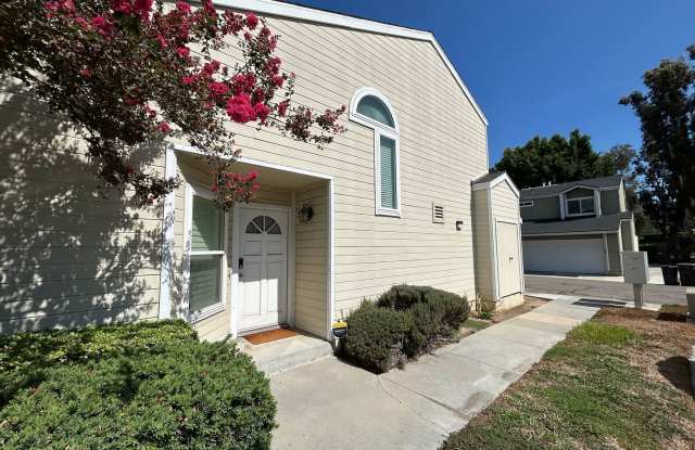 Beautiful 2 Bed 2.5 Bath End Unit Townhome Style Home in Yorba Linda! Gallery 3