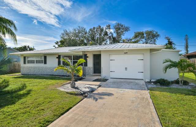 ** Charming Villa in Bonita Springs ~ Completely Renovated ~ Furnished ~ 1 Car Garage ** photos photos