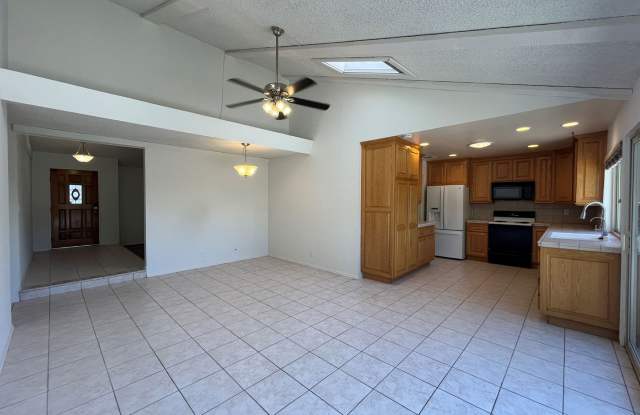 Simi Valley 4BR w/en-suite, family room + MORE! Gallery 4