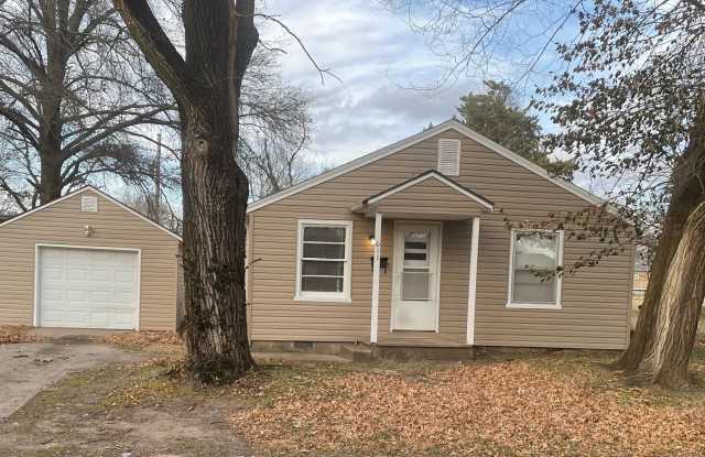 Adorable 2 Bedroom/ 1 Bathroom House Gallery 1