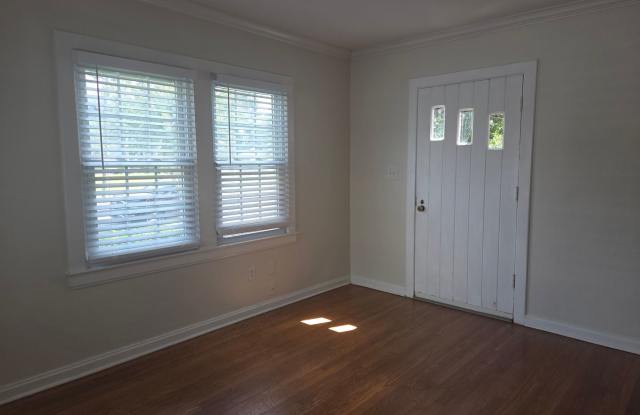 2/1 in College Park near Lake Ivanhoe Gallery 4