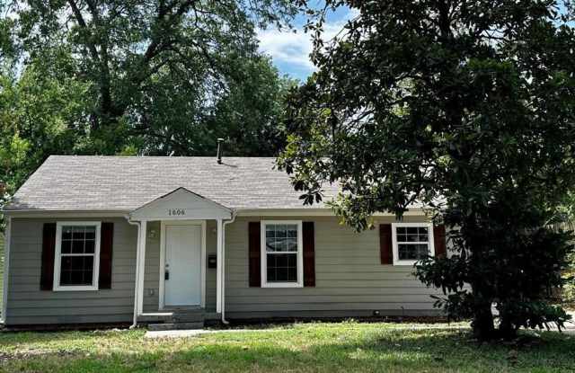 1606 Davis Boulevard - 1606 Davis Boulevard, Garland, TX 75042