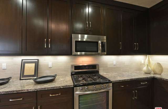 2281 North BEACHWOOD Drive Gallery 3