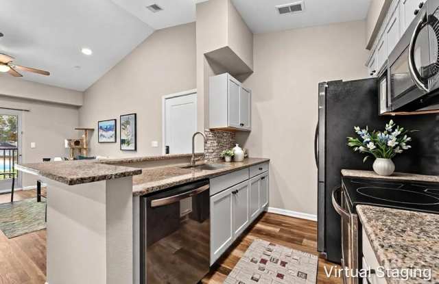 1 Bedroom 1 Bath Garden Level Lakeside - Branson Apartment - Gallery 1