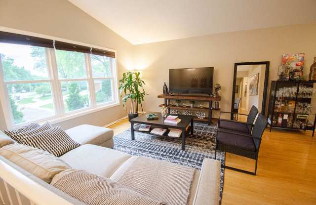 Beautiful Partially Furnished Home on Quiet Cul‑de‑Sac Gallery 3