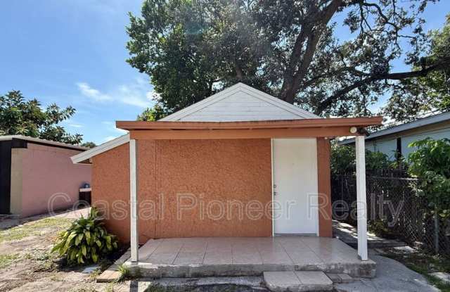 2106 N Himes Ave photos photos