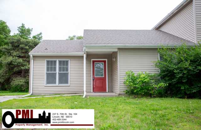 2 Bedroom and 1 Bathroom Duplex Available For Rent! photos photos