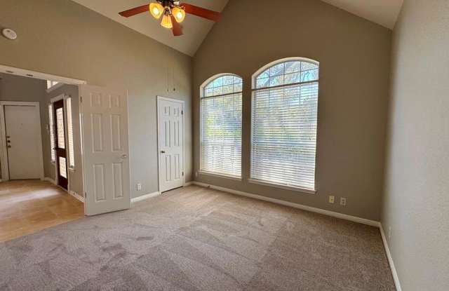 Bright home with big windows & open floorplan available in Circle C Ranch! Gallery 4