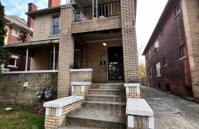 2475 Gladstone St photos photos