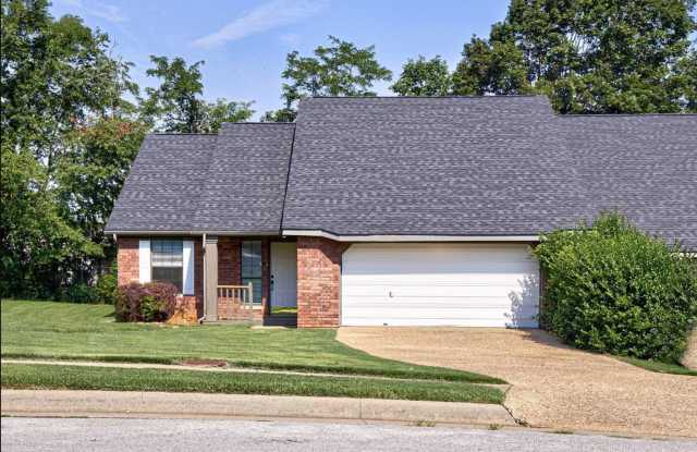 Charming 3 bedroom 2 bath townhome in Fayetteville! Gallery 1