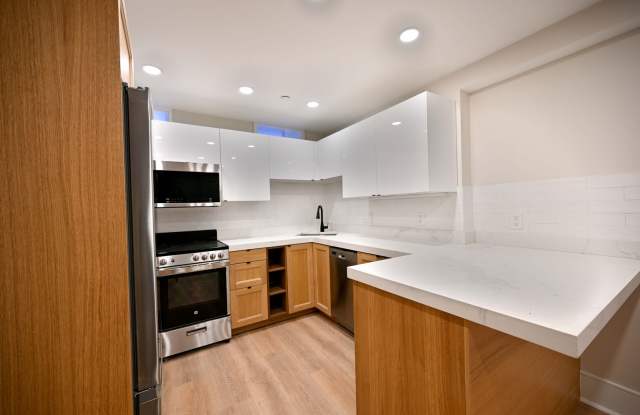 Bay Village 2 Bed – Prime Location w/ Laundry Gallery 3