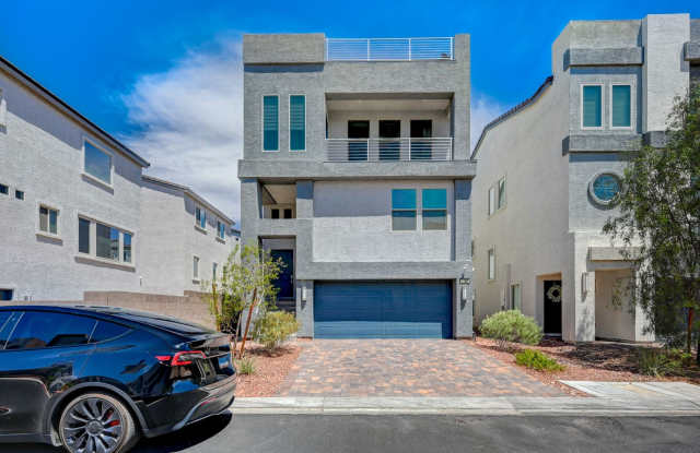 3 Story Home with Rooftop Deck - Luxury Living! Gallery 1