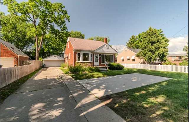 Beautifully updated 3-bedroom, 3-bath Bungalow Gallery 3