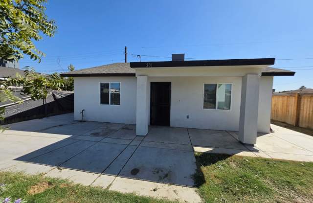 Check out this Affordable 3 BD 1 BA Home in Bakersfield Gallery 1
