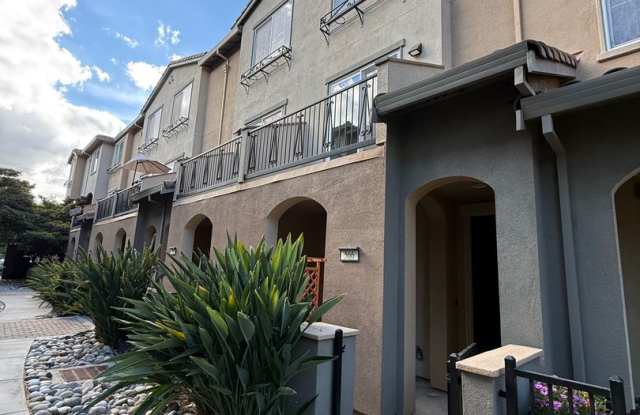Beautiful Willow Glen / Almaden Walk Community Townhome with 2-Car Garage, High Ceilings & Private Balcony! photos photos