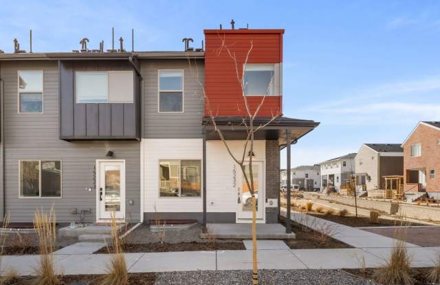 3BD, 3.5BA Arvada Townhome with Patio and Yard photos photos