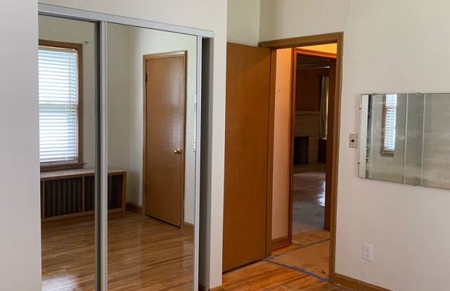 Large 6 Bedroom close to Hamline University - June 2027! Gallery 4