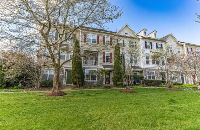 Belmont Bay Beauty! Three level two car garage luxury townhome! Gallery 3