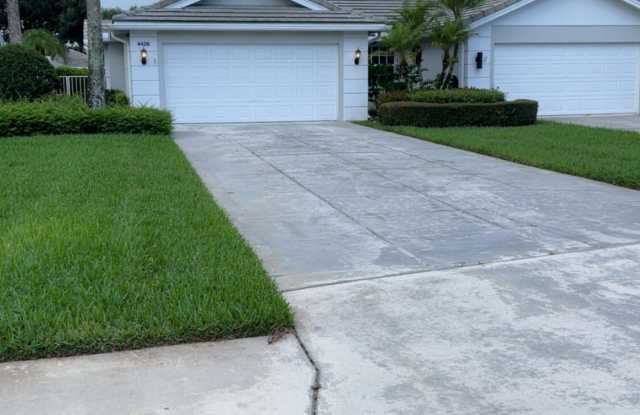 4426 LACEY OAK Drive Gallery 1