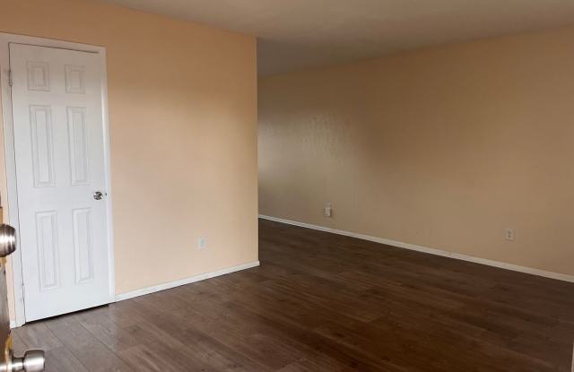 2 Bedroom Unit on University Dr. Gallery 4