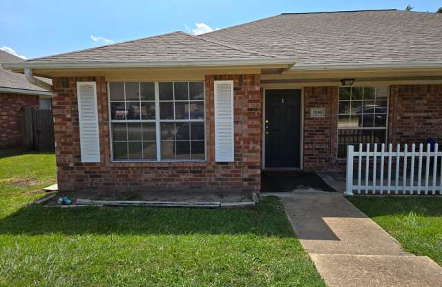 Bryan - 3 bedroom / 2 bath / duplex / fenced in yard / West Bryan photos photos