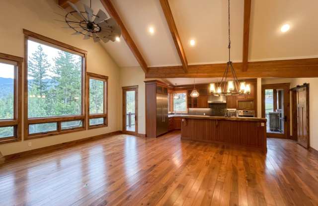 Spacious 3 Bedroom Breckenridge Home with 2-Car Garage, Hot Tub & Dog Run Gallery 1