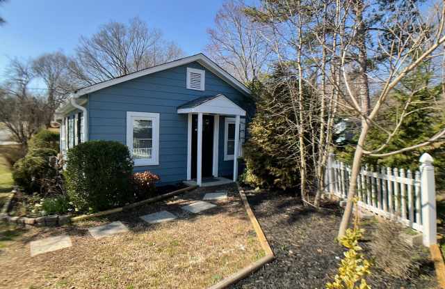 Adorable, fully renovated cottage on almost 1 Acre! Gallery 3