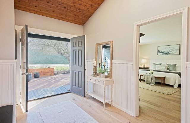 One Of A Kind Freeland Home with Two Seperate Living Areas!! Gallery 4