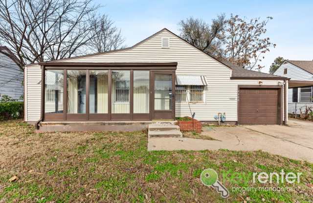 Clean and cute 3 bedroom house near shopping, restaurants, and easy highway access! - 2308 East Murdock Avenue, Wichita, KS 67214