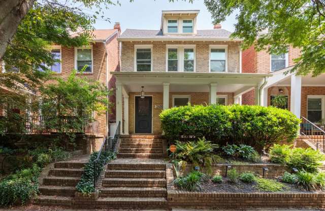 Beautiful Renovated 3 Bedroom 2.5 Bath off of Rosewood Ave ***Available Mid June*** photos photos