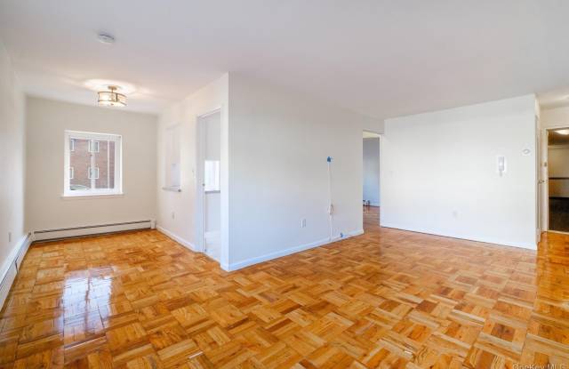 838 Pelhamdale Avenue Gallery 2