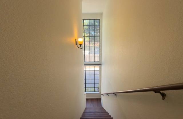 Spacious 2-Bedroom Pacific Grove Condo with Fireplace & Private Deck Gallery 4