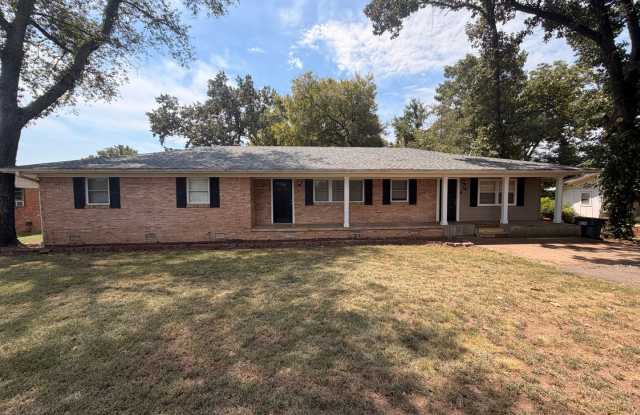 Discover this 3-bedroom, 2-bathroom home in Russellville, AR photos photos