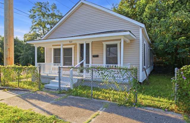 2 Bedroom Home Close to Downtown Wilmington Amenities Gallery 3