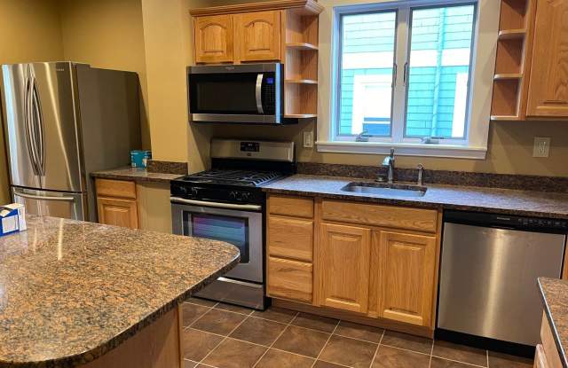 Huge 2000+ sf unit with In-unit laundry and free parking!! photos photos