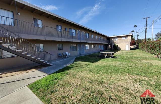 2 bedroom - 1 bathroom - upstairs apartment - 1935 West Linden Street, Riverside, CA 92507