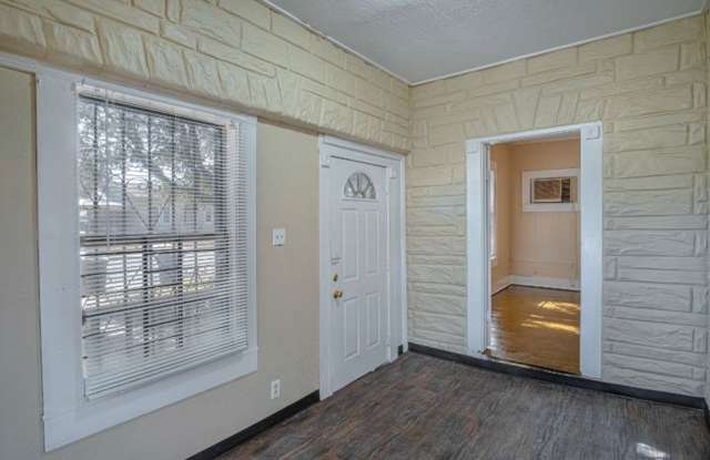 2 BR 1 BA Gorgeous Home Near Downtown Gallery 3
