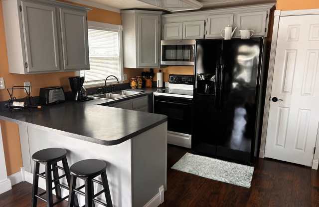 Charming 2-Bedroom Home in Largo – 55+ community Gallery 4