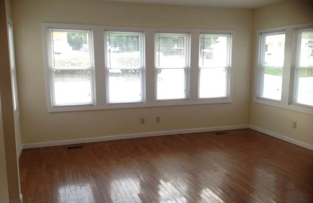 ***AVAILABLE AUGUST 2027*** 5 Bedroom 3 Bathrooms House Downtown Gallery 3