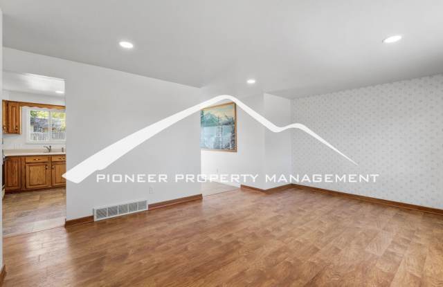 Spacious Ranch Home with Finished Basement, 1 Car Garage and Fully Fenced Backyard Gallery 3