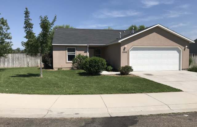 3 bed/ 2 bath... 2 car garage... Single Level...In the Meadowbrook Subdivision. photos photos