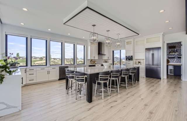 Luxury Golf Course Estate with Panoramic Mountain Views Gallery 1