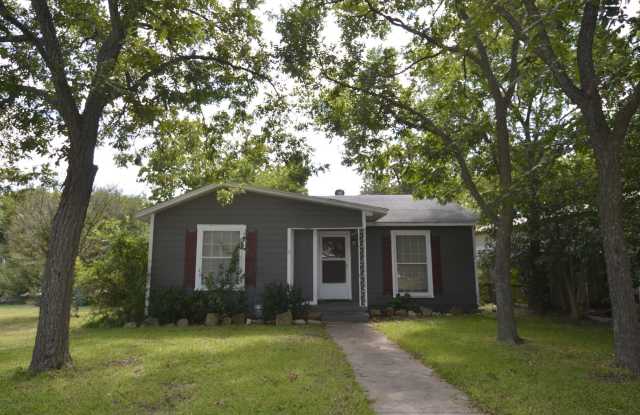 Charming 2BR 1BA in North Waco – Minutes from HEB & Baylor Gallery 1