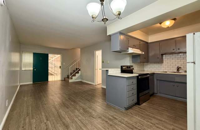 UPDATED TWH ON CUL-DE-SAC w/POOL, Covered Parking and Coin less Laundry Gallery 1